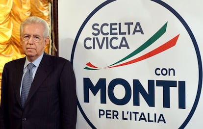 El tecn&oacute;crata  Monti posa junto al logo de su nuevo partido este viernes.