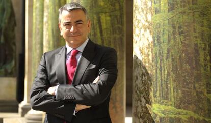 Javier de Andrés posa en el exterior de la sede de la Diputación en Vitoria.