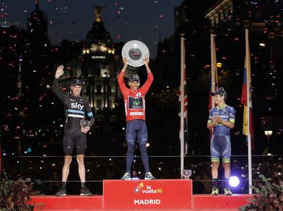 Podio ganador de la Vuelta a España 2016 con Nairo Quintana en el centro como primero,Christopher Froome segundo y Esteban Chaves tercero.