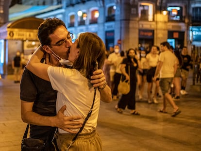 Una pareja poco después de las 00 horas, sin mascarilla en la Puerta del Sol (Madrid), en junio de 2021.