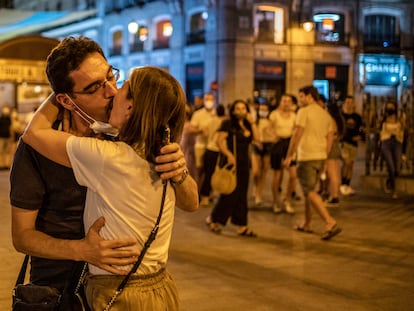 Una pareja poco después de las 00 horas, sin mascarilla en la Puerta del Sol (Madrid), en junio de 2021.