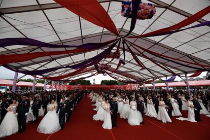 Uno de los momentos de la boda múltiple en Taiwán.