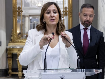 La alcaldesa de Valencia, María José Catalá ,del PP y el segundo teniente, Juan Manuel Badenas, de Vox, tras el pacto de gobierno alcanzado el pasado octubre.