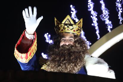 Las comitivas de sus majestades lucían ropajes “típicos” de Persia, Armenia y Etiopía, “las patrias de Melchor, Gaspar y Baltasar”, que este año lucieron más ostentosos por decisión municipal.