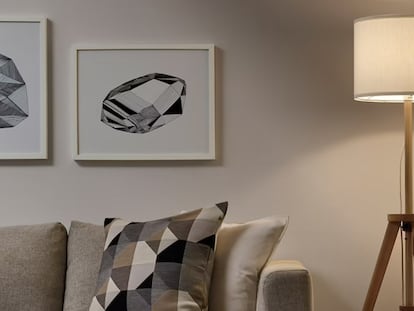 Esta lámpara de pie de Ikea es adecuada para decorar el salón o el dormitorio. IKEA
