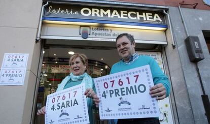 Los loteros de la lotería Ormaechea en Bilbao celebran el cuarto premio.