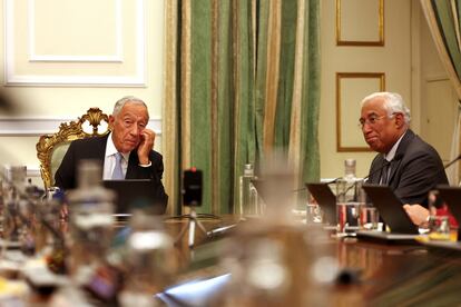 El presidente de la República, Marcelo Rebelo de Sousa, y el primer ministro António Costa, a la derecha, durante el Consejo de Estado celebrado este jueves en Lisboa.