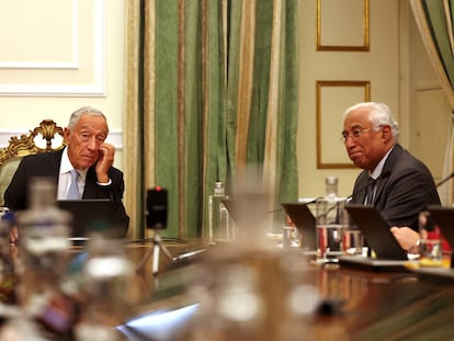 El presidente de la República, Marcelo Rebelo de Sousa, y el primer ministro António Costa, a la derecha, durante el Consejo de Estado celebrado este jueves en Lisboa.