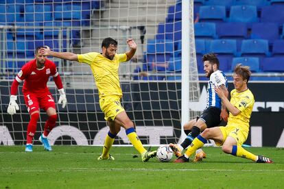 Los jugadores del Alcorcón David Fernández (izquierda) y Javi Castro pelean por un balón con Miguel Juan Llambrich, del Espanyol, el pasado 10 de octubre en el RCDE Stadium.