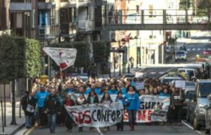 Los trabajadores de la planta de Edesa en Basauri (Vizcaya) se han manifestado hoy para reclamar a la Corporaci&oacute;n Mondrag&oacute;n (MCC) que se posicione sobre la posibilidad de mantener esta f&aacute;brica activa. 