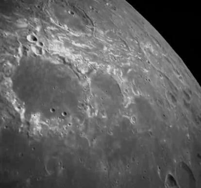 Cráteres de la Luna capturados por la cámara de detección de posición del módulo de aterrizaje de 'Chandrayaan-3', el sábado.