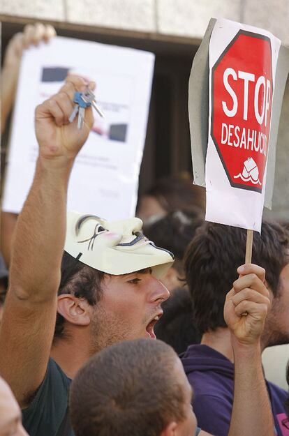 La protesta ha sido muy tranquila hasta que una vez conseguido el aplazamiento para el desalojo, los indignados han cargado contra el coordinador general de IU, Cayo Lara, que había asistido a "título personal". Le han tirado agua y le han empujado con gritos de "Que no, que no, que no nos representas".