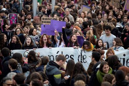 Aspecto de la Manifestación que bajo el lema de "Paramos para cambiarlo todo", el movimiento feminista ha convocado para esta tarde en Barcelona para denunciar la discriminación de la mujer en todos los ámbitos, en el Día Internacional de la Mujer, en el que los sindicatos han convocado una huelga laboral feminista.