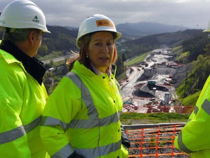 Ana Pastor,  en su visita a los obras del AVE en Bizkaia.