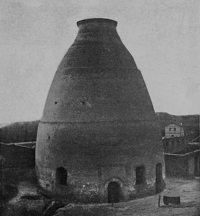 Chimenea de la Fábrica y Escuela de Artes Cerámicas, en el distrito de Moncloa, en la falda de la montaña de Príncipe Pío. La chimenea en forma de tinaja fue construida en 1881 para la cocción de vidrio, pero quedó abandonada cuando la escuela se trasladó a la calle de Fernando el Católico, en Argüelles. Sirvió entonces para albergar a familias sin recursos, okupas de la época. “La carencia de recursos y la imperiosa necesidad de vivir bajo techado obliga también a la gente pobre a apoderarse de toda edificación abandonada, en las que se establecen familias enteras”, deja anotado Chicote.