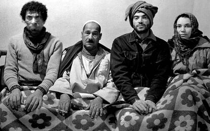 Jordi Esteva (segon per la dreta), amb els seus amics de l’oasi egipci de Bahariya Assem Sharaf, Am Anwar i Beda Taousila, el 1983. 