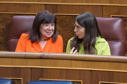La diputada con más edad del Congreso, Cristina Narbona (i), charla con la diputada más joven, Ada Santana (d). 