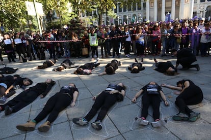 Representación de una parte de las mujeres asesinadas en el paseo del Prado momentos antes de iniciarse la manifestación.