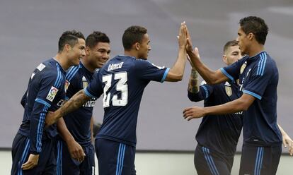 El defensa brasileño del Real Madrid, Danilo, celebra con sus compañeros, Cristiano Ronaldo, Casemiro, Sergio Ramos y Raphael Varane, la consecución del segundo gol de su equipo ante el Celta.