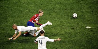 Pepe derriba a Torres dentro el área.
