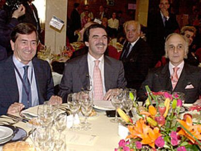 De izquierda a derecha: Alfonso Cortina, presidente de Repsol YPF, José María Aznar y Carlos Bulgheroni, presidente de la compañía de petróleos argentina Bridas, ayer 15 de mayo de 2002, en Madrid. Sentados a la mesa en una comida oficial.