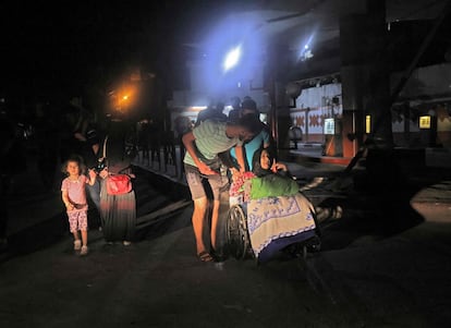 Familias palestinas evacúan sus hogares en la ciudad de Gaza.