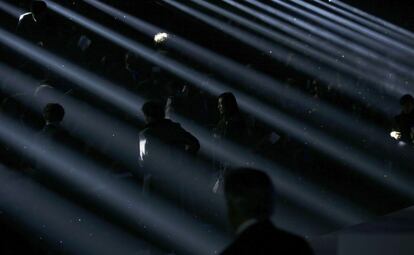 Un momento antes del desfile del diseñador belga Raf Simons para Christian Dior en Tokio (Japón).