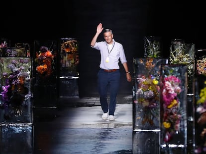 El diseñador Dries Van Noten saludando al público tras su desfile primavera/verano 2017 en París (2016).