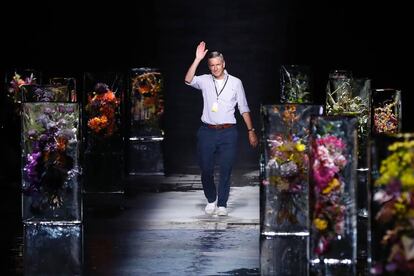 El diseñador Dries Van Noten saludando al público tras su desfile primavera/verano 2017 en París (2016).