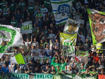 Hinchas del VfL, en el encuentro del sábado contra el Hannover 96 celebrado en Wolfsburgo.