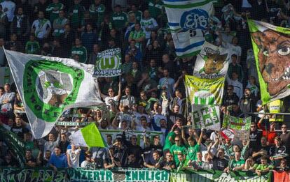 Hinchas del VfL, en el encuentro del sábado contra el Hannover 96 celebrado en Wolfsburgo.