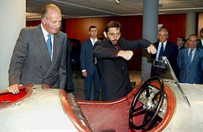 El rey Juan Carlos y Javier Demetrio Planché, durante la inauguración del Museo de Automoción de Salamanca. ESCENA