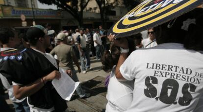 Protesta frente a la sede de Radio Caracas Televisión (RCTVI) este domingo.