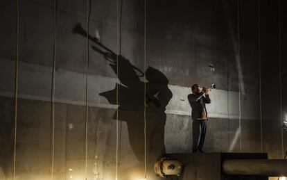 El músico Rob Mazurek ante una de las paredes metálicas del Tanque Cultural.