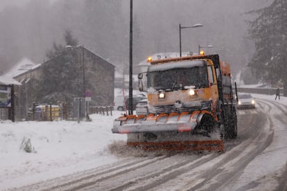 Una mquina quitanieves trabaja en Roncesvalles (Navarra), este domingo. 