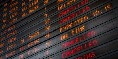 Flight arrival screens at Paris Charles de Gaulle Airport.