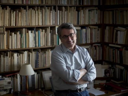 El escritor Andrés Trapiello, en su casa de Madrid.