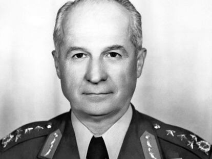 Foto de archivo tomada en 1977 del comandante del Ejército turco Kenan Evren, líder del golpe de estado de 1980.