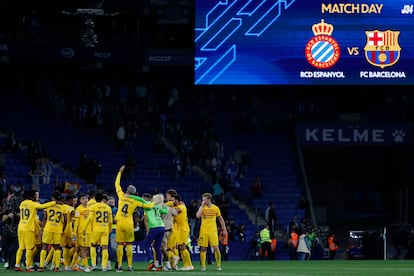 Los jugadores del Barcelona se juntan en el centro del campo para celebrar el título.