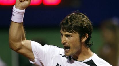 Juan Carlos Ferrero celebra su victoria frente a Juan Mónaco.