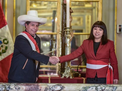 Pedro Castillo saludaba a la nueva primera ministra de Perú, Mirtha Vasquez, en la ceremonia de investidura, el pasado día 6, en Lima.