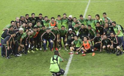 México posa para la prensa tras un entrenamiento.