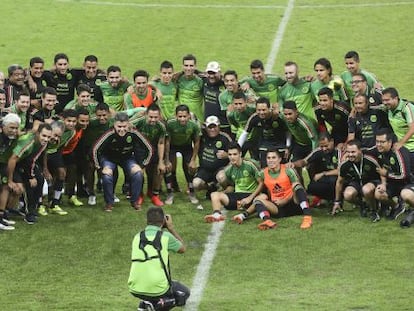 México posa para la prensa tras un entrenamiento.