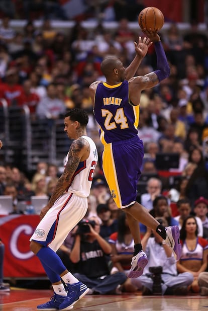 Kobe Bryant lanza a canasta ante Matt Barnes