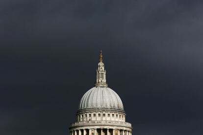 Vista de la catedral de San Pablo durante una día de tormenta en Londres (Reino Unido).