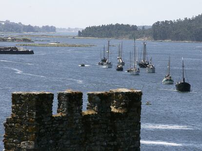 Galeones y embarcaciones tradicionales navegan por el Ulla