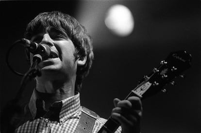 Noel Gallagher, durante un concierto en la sala Zeleste de Barcelona, en 1997.