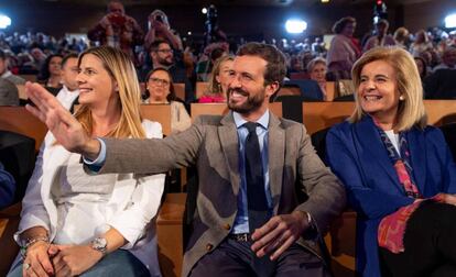 Pablo Casado, junto a la exministra de Empleo Fatima Báñez (derecha) y la  secretaria general del PP castellanomanchego, Carolina Agudo, este domingo en Toledo. 