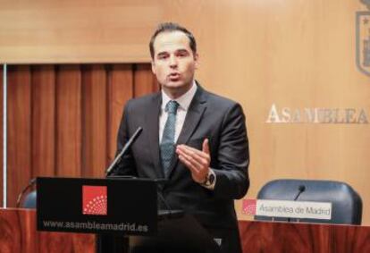 Ignacio Aguado da un discurso en la Asamblea de Madrid.