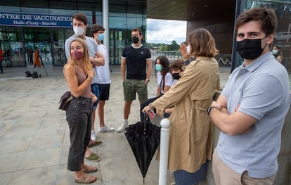 Un grupo de jóvenes universitarios de San Sebastián esperan en el exterior del centro de vacunación de Biarritz (Francia).